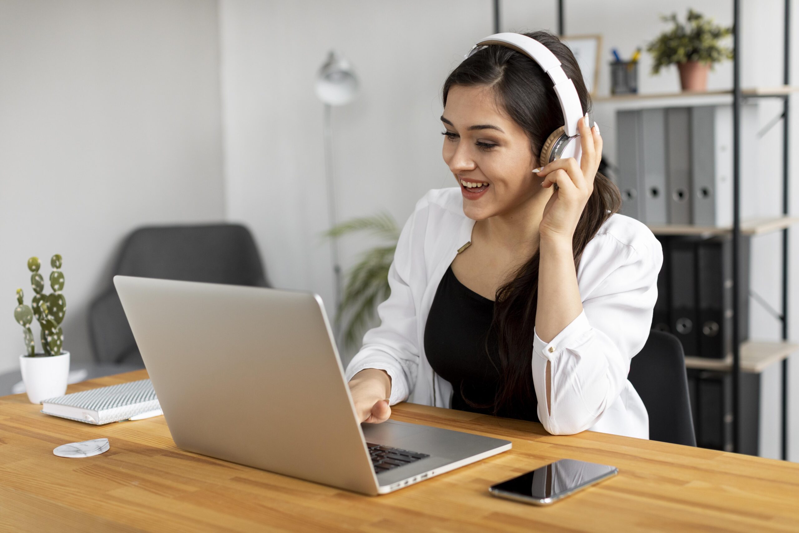 medium-shot-smiley-woman-with-headphones